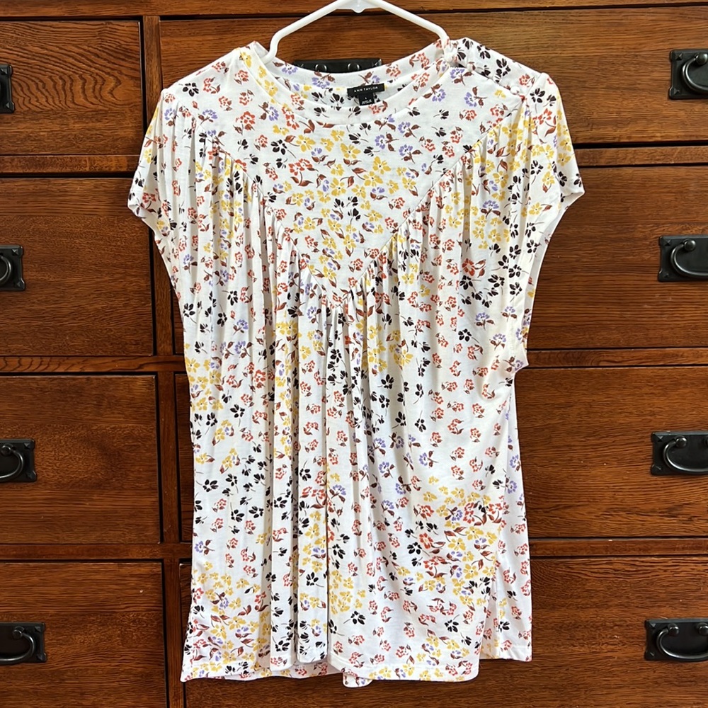 Ann Taylor floral button shoulder tee in winter white size l